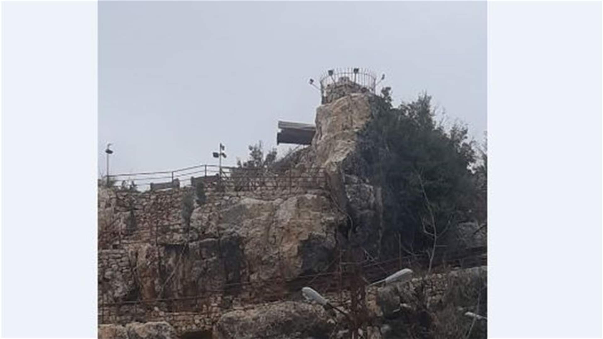 سقوط تمثال مار انطونيوس في ميروبا جراء الرياح القوية (فيديو)