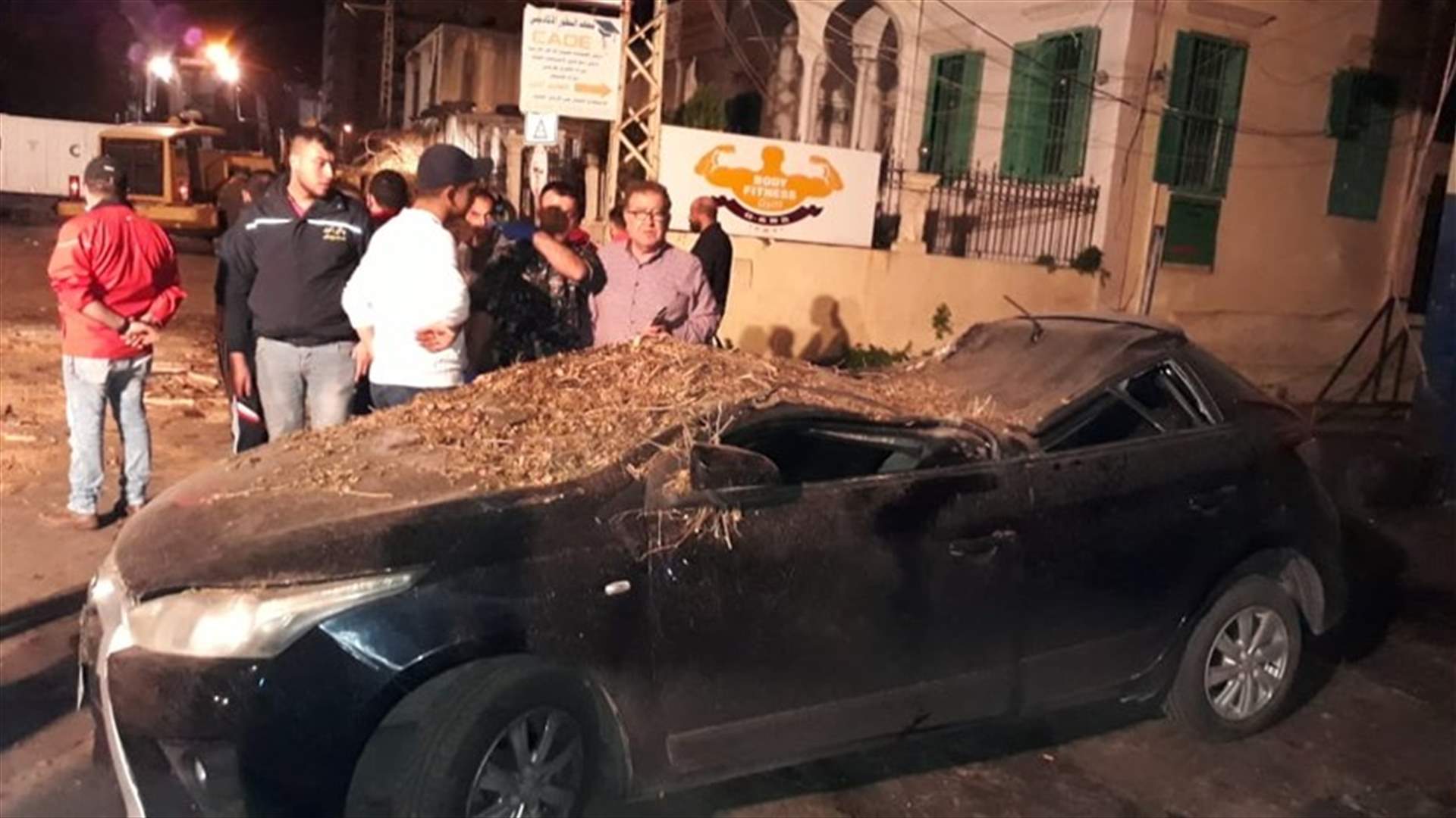 انقطاع التيار الكهربائي في صيدا واقتلاع اشجار بسبب العاصفة
