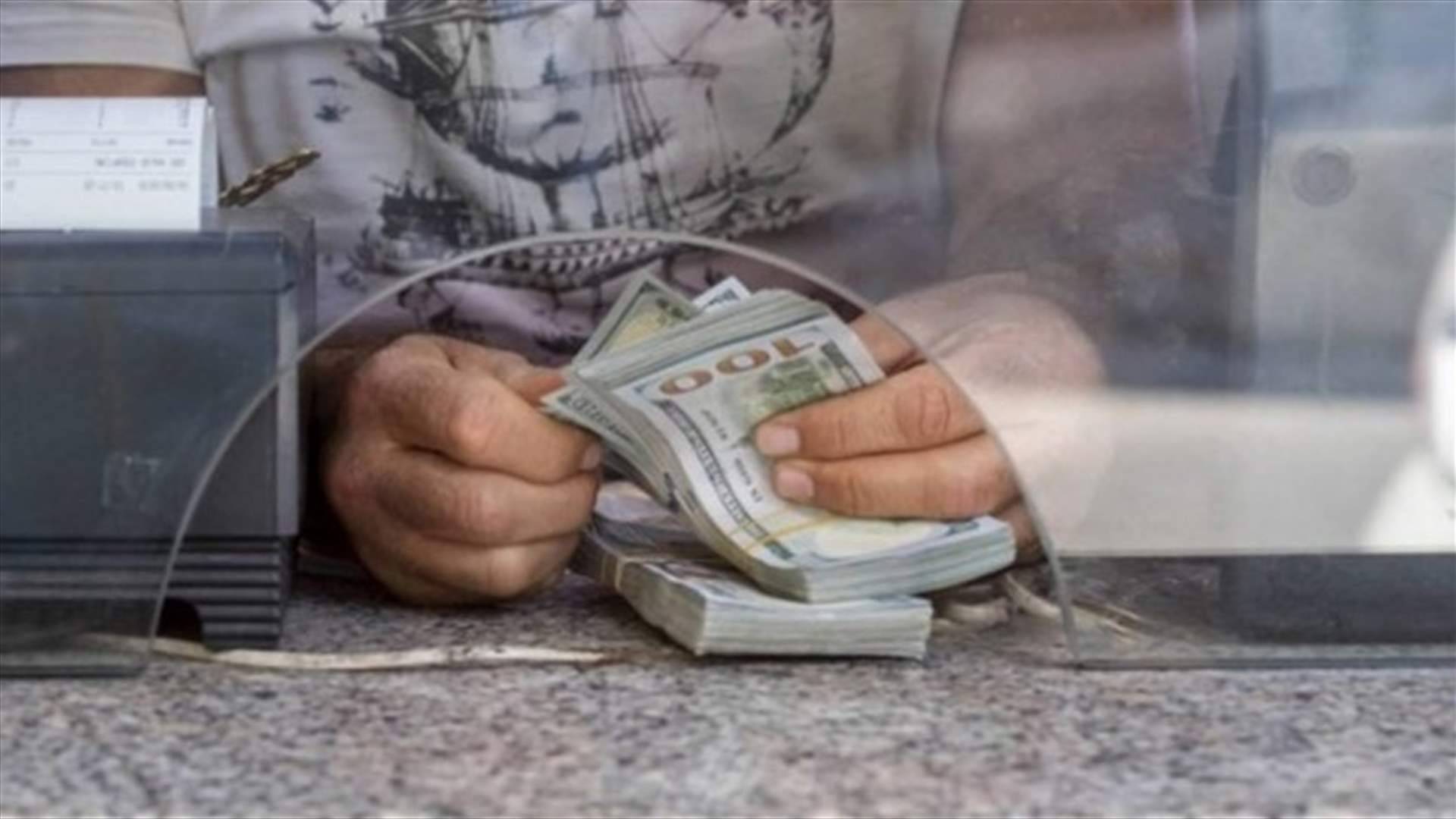 مداهمات لمحال صيرفة في صيدا وتوقيف مخالفين...