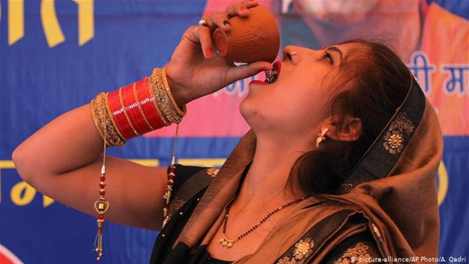 في الهند... جماعة تقدم بول الأبقار في حفل للوقاية من كورونا