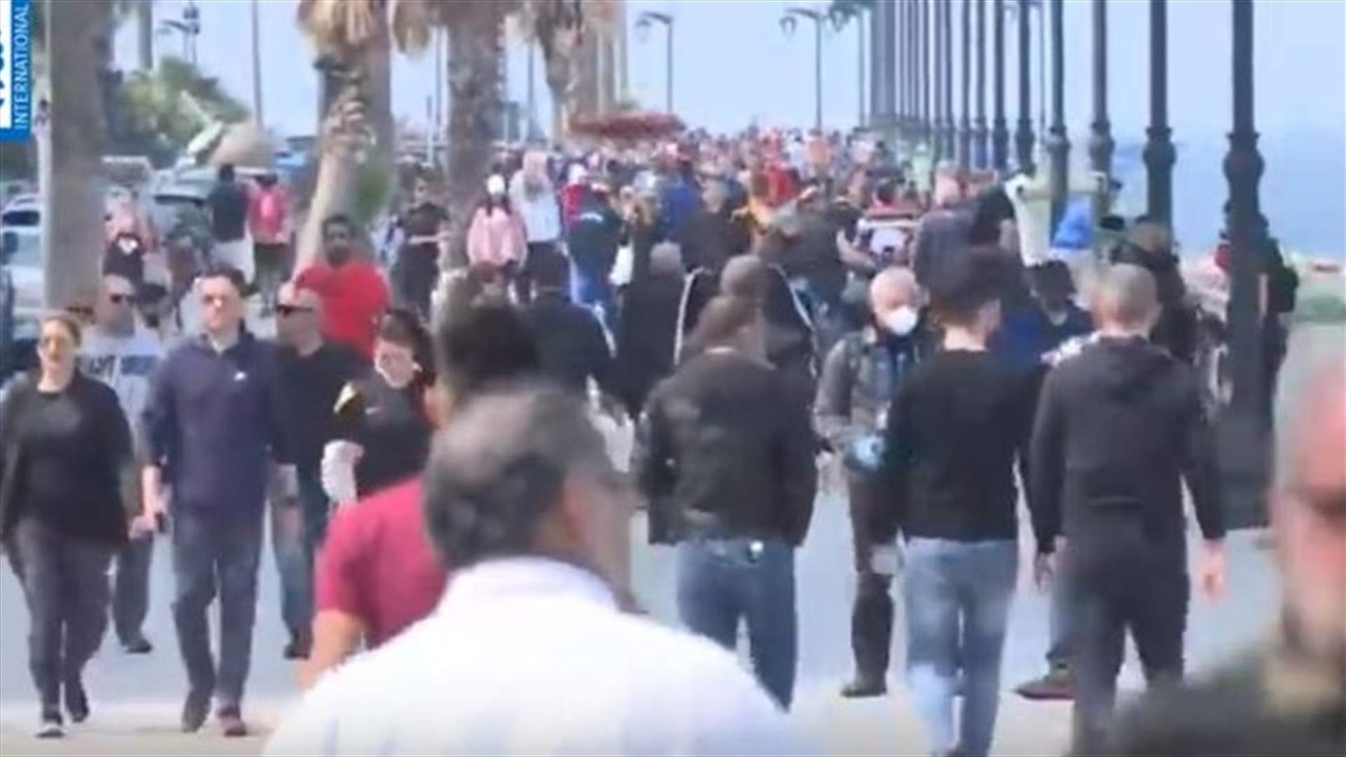بعد مشهد التجمعات على الكورنيش البحري في بيروت.. ما هي الانعكاسات وسط انتشار كورونا؟ (فيديو)