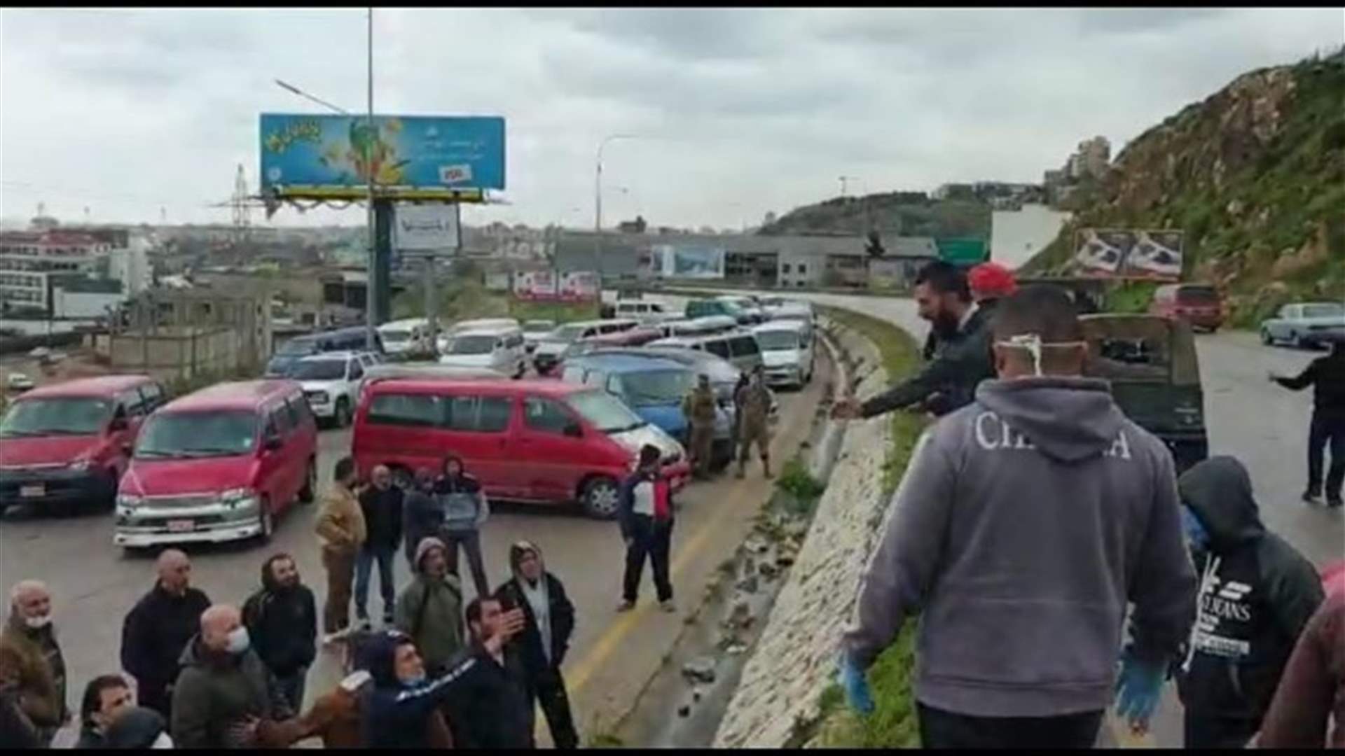 سائقو الباصات قطعوا طريق طرابلس بيروت وحذروا من التصعيد...