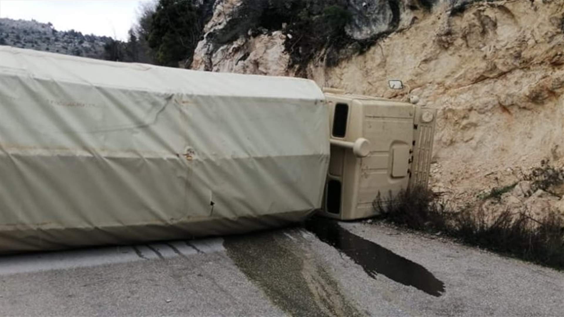 اصابة جندي نتيجة انقلاب شاحنة عسكرية على طريق الهرمل القبيات..