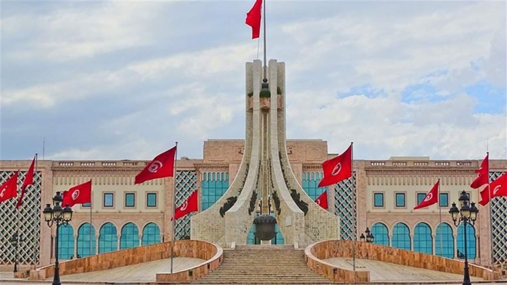 الرئيس التونسي يعلن حجرا صحيا عاما ويطلب من المواطنين البقاء في بيوتهم