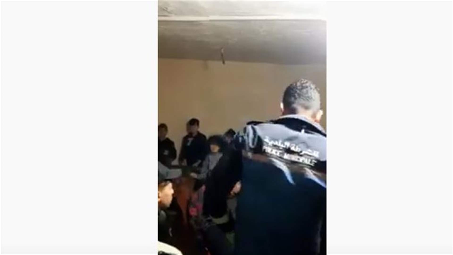 فيديو صادم للحظة الكشف على محل لألعاب الكومبيوتر.. اكتظاظ في ظل انتشار كورونا