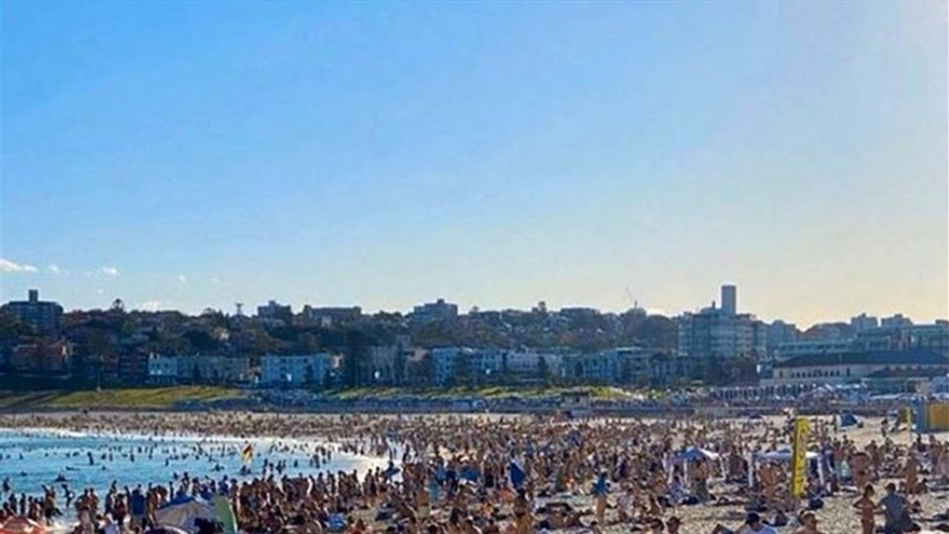 حشود كبيرة من الشباب على شاطئ بوندي الأسترالي رغم حظر التجمعات في البلاد
