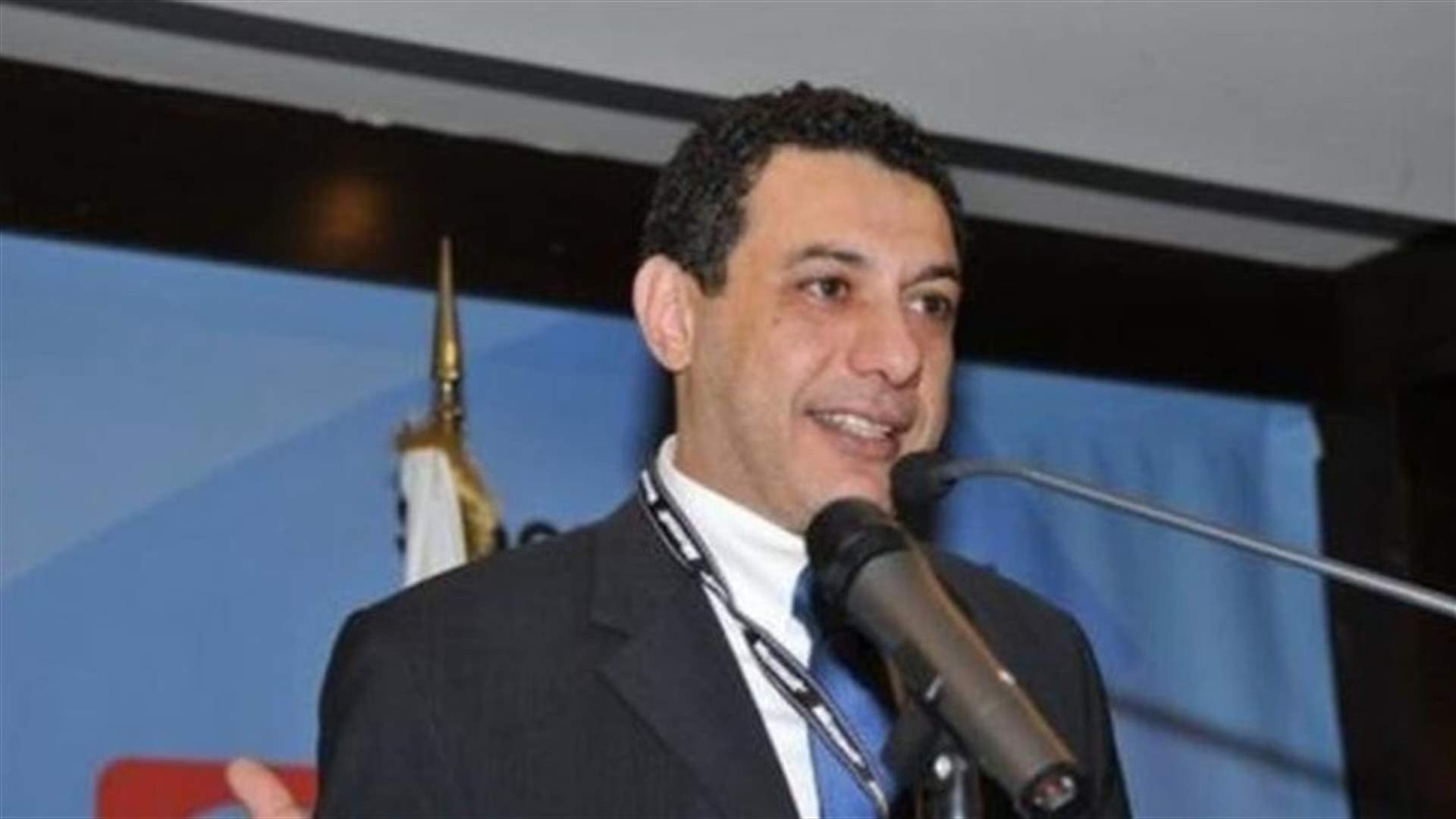 نزار زكا ينشر صورة لعامر الفاخوري أثناء نقله للولايات المتحدة: "صفحة جديدة في العلاقات الأميركية اللبنانية"