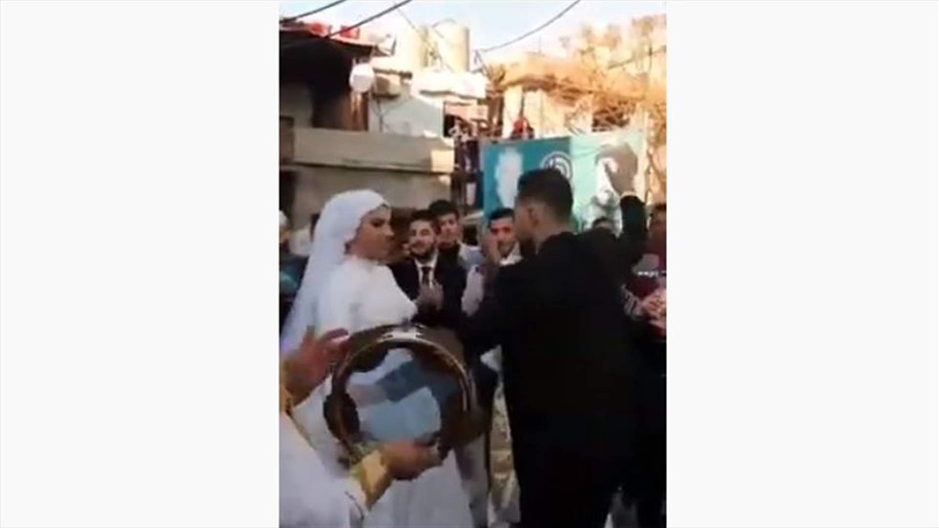 رغم التعبئة العامة وانتشار كورونا... حفل زفاف في الشارع عند مفترق مخيم صبرا (فيديو)