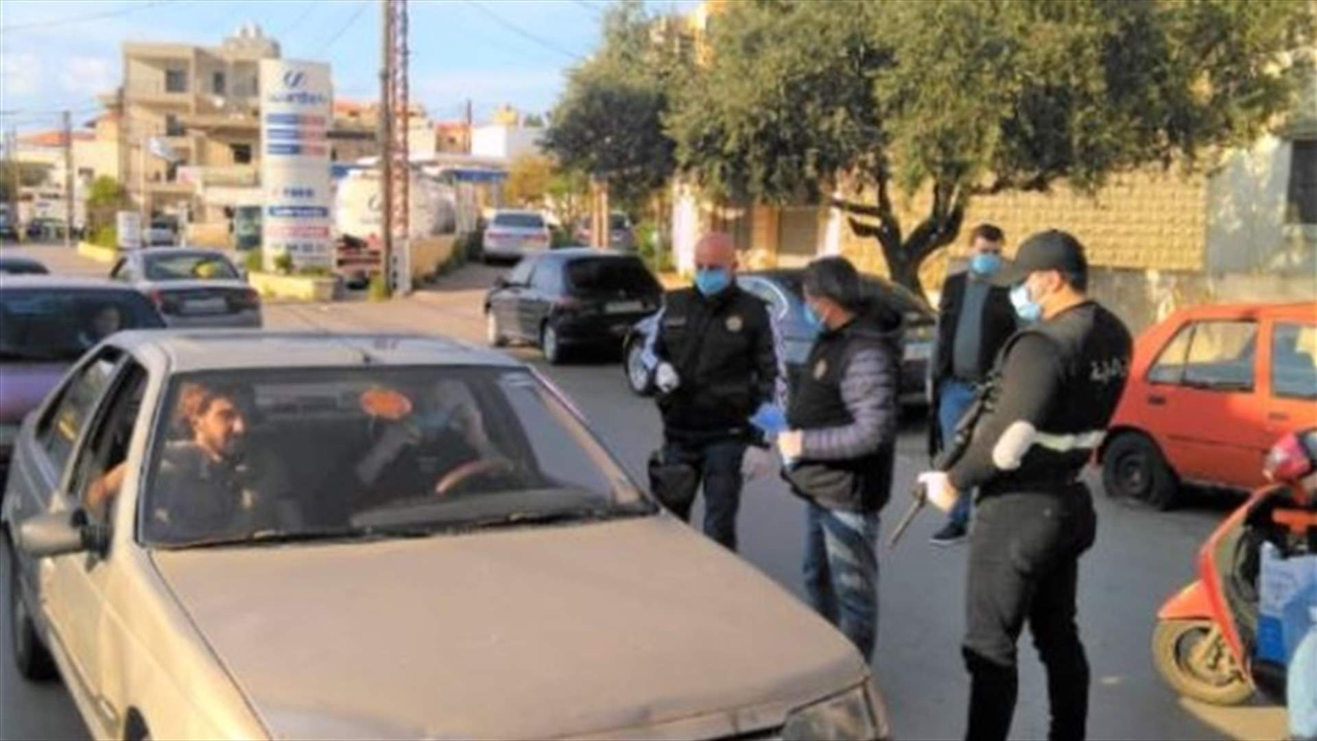 حواجز ودوريات لأمن الدولة في الشوف وزعت الكمامات وقامت بفحص حرارة المواطنين