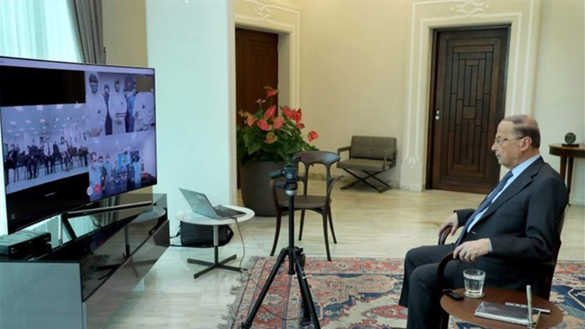 صورة تظهر مواكبة عون لعمل الاطباء والمسعفين... واتصالان عبر سكايب مع مستشفى الحريري والصليب الاحمر