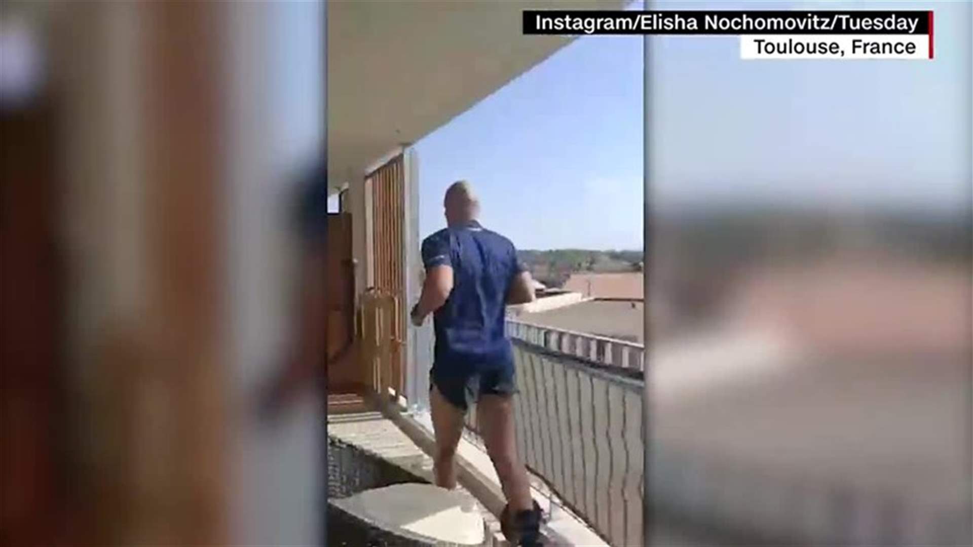 عدّاء فرنسي يتحدّى كورونا من الحجر المنزلي... ركض مسافة سباق ماراثون على شرفته (فيديو)