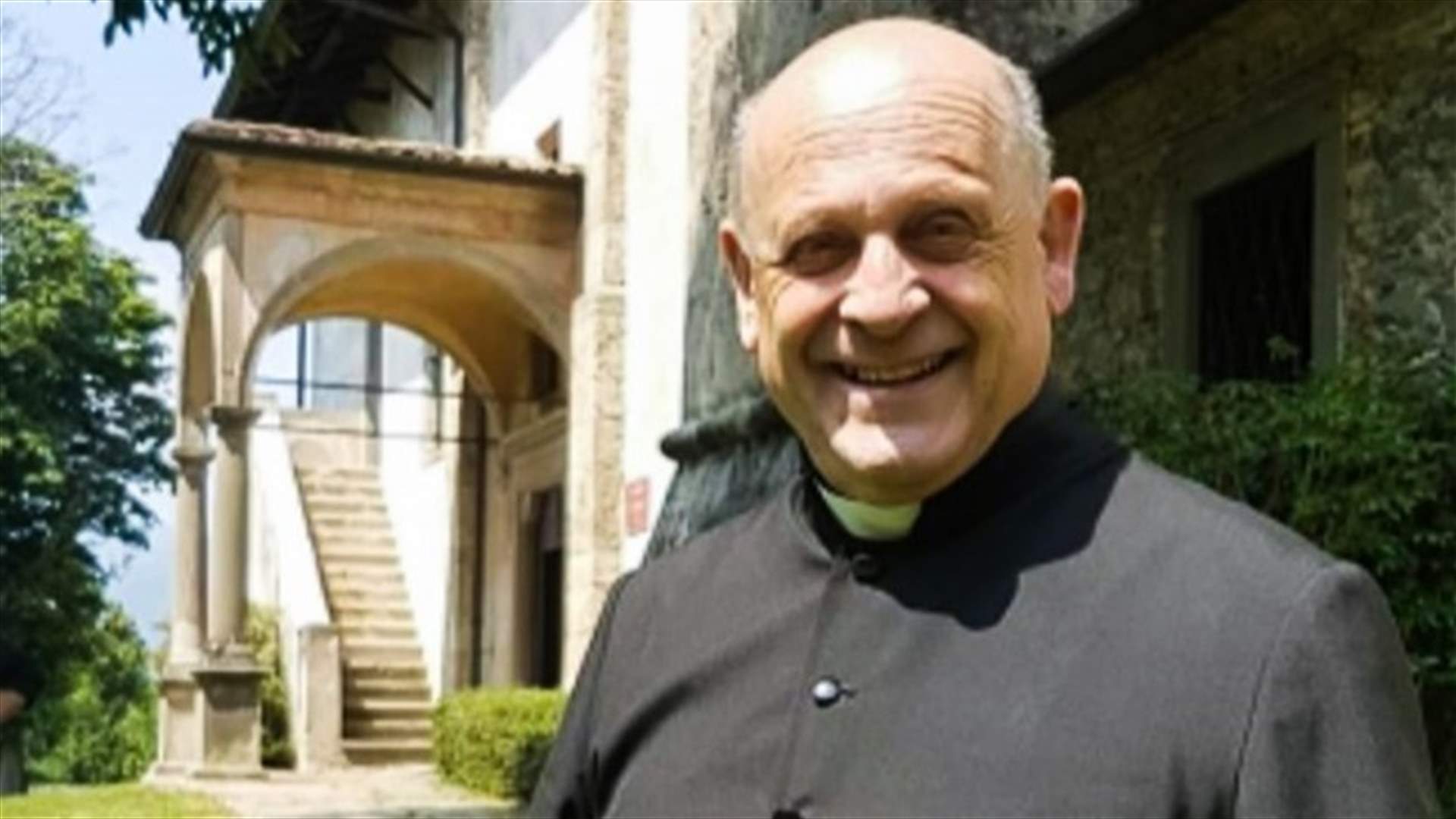 بعد أن منح جهاز التنفس الخاص به إلى مريض أصغر سنّاً... وفاة كاهن إيطالي بفيروس كورونا
