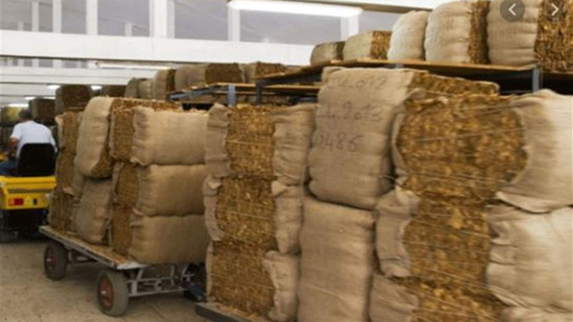 توقيف سيارة محمّلة بكمية من المواد التبغية الأجنبية المهرّبة (فيديو)