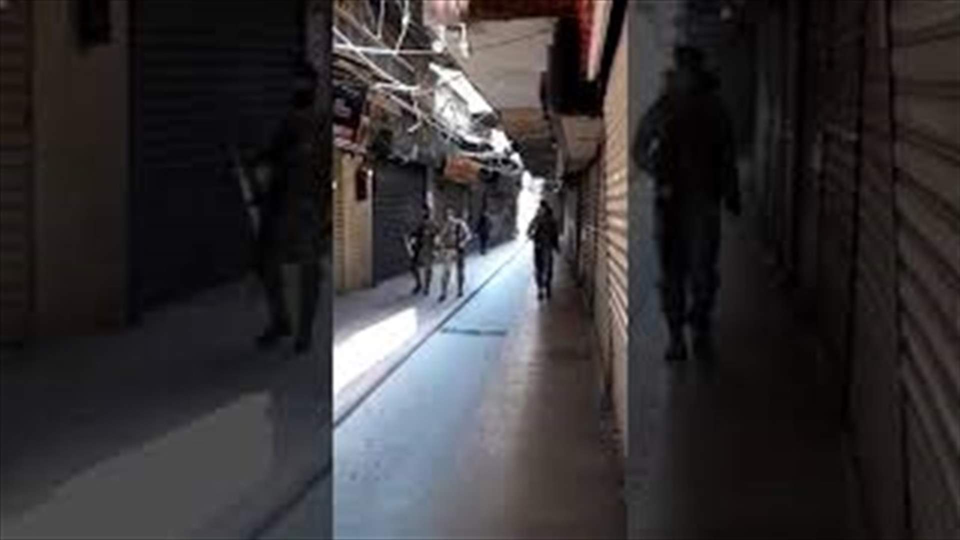 دوريات للجيش في الأسواق الداخلية لمدينة طرابلس (فيديو)