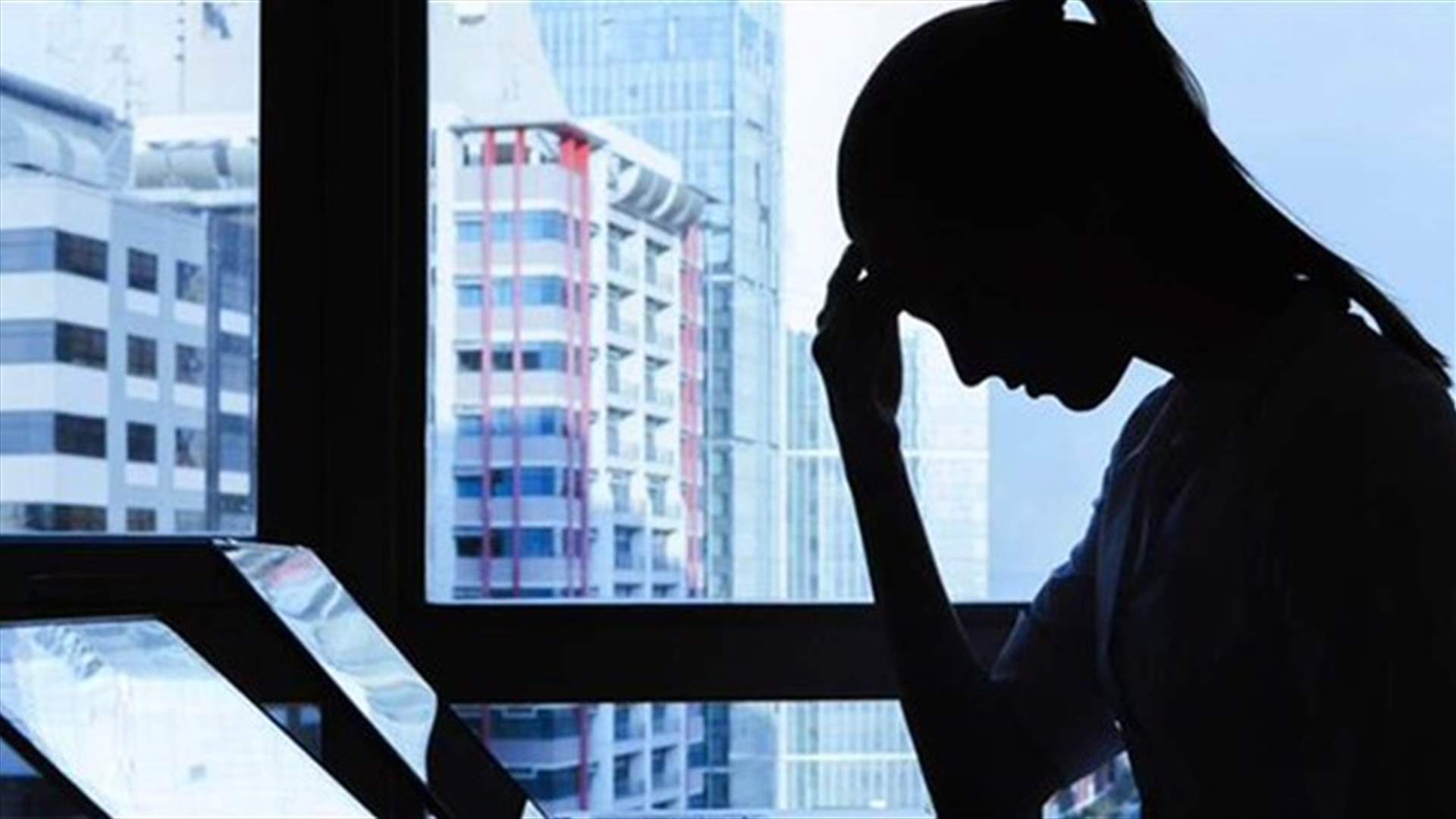 هددها بنشر صور وفيديوهات حميمة لها من أجل ابتزازها جنسيًا