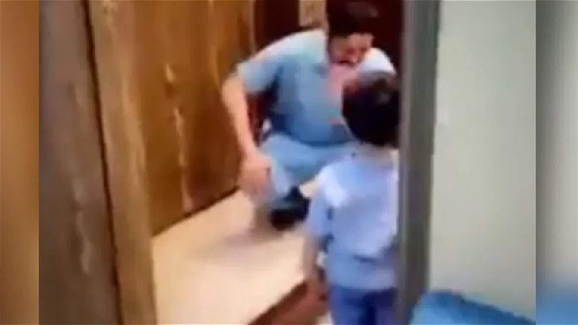عامل في المجال الطبي السعودي يرفض عناق ابنه بعد عودته إلى المنزل بسبب الكورونا (فيديو)