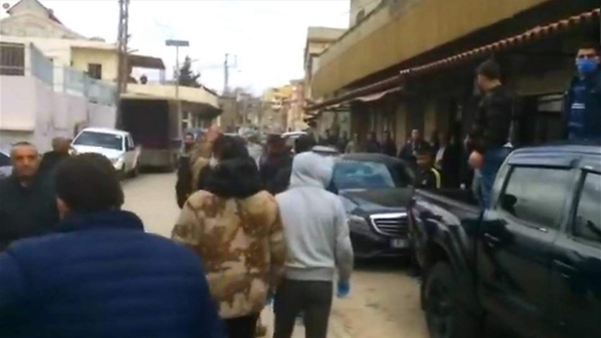 حراك عكار أوضح ما جرى أمام بلدية حلبا... وطالب بتسليم المعتدين