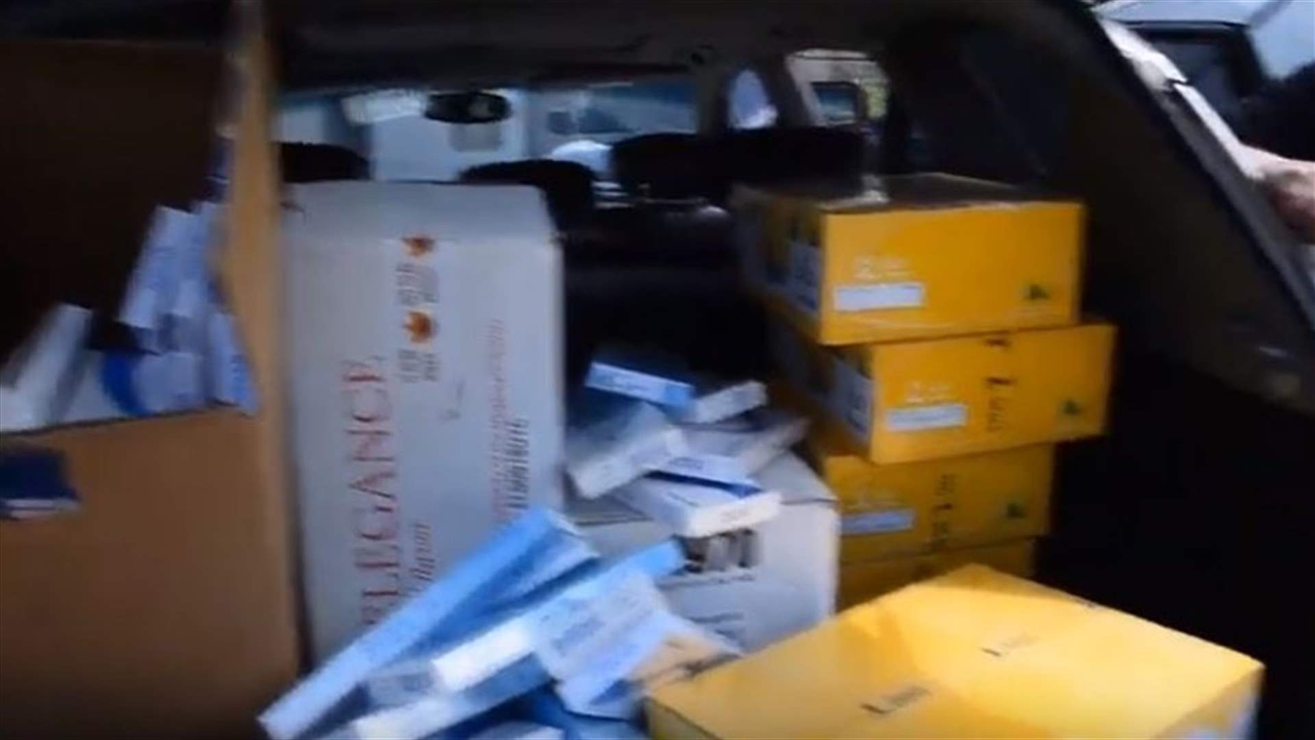 ضبط  كمية كبيرة من المواد التبغية المهربة بعدما كانت مخبّأة بشكل محترف (فيديو)