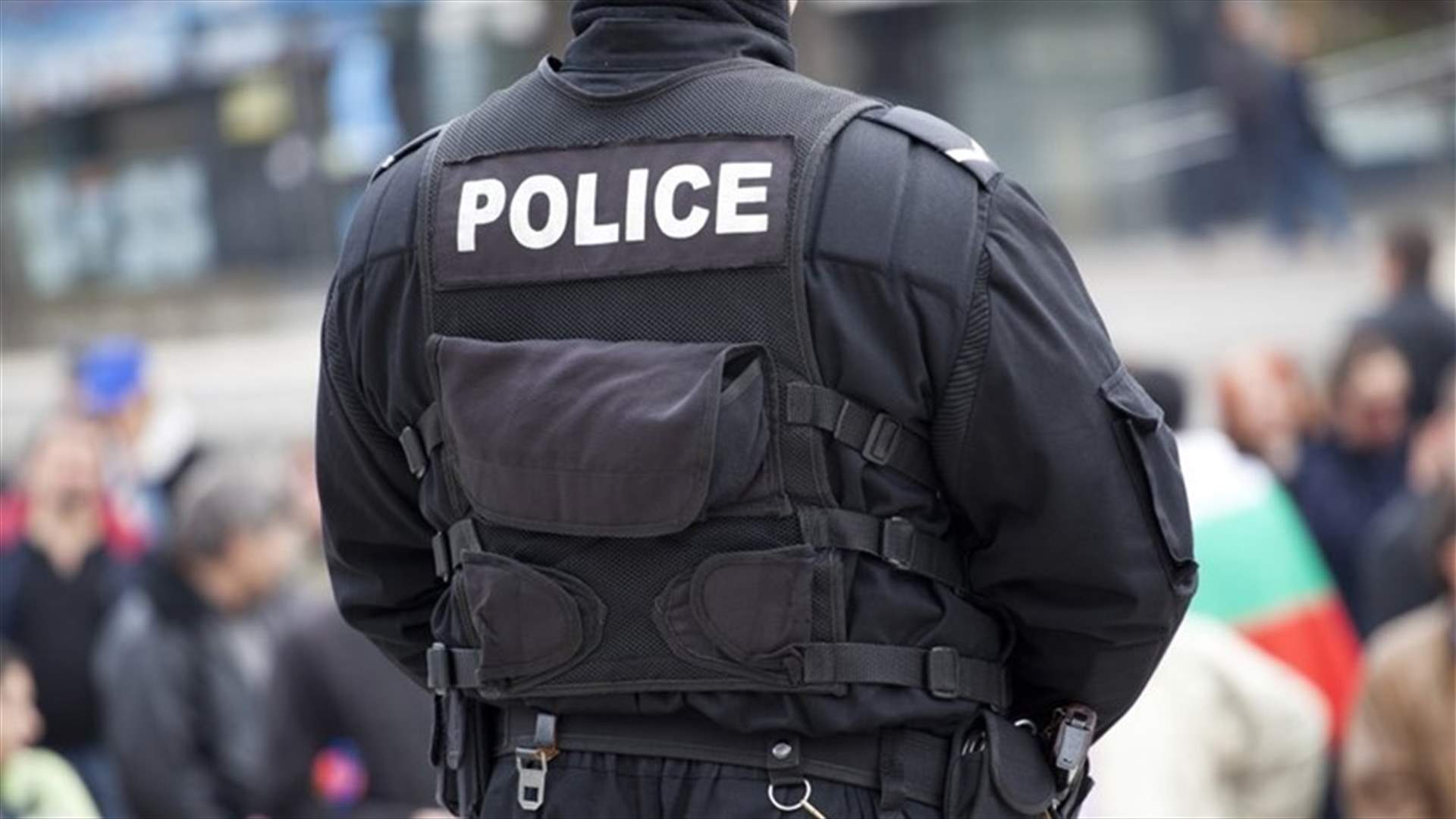 شرطي يرتدي خوذة على شكل كورونا ليحث الناس على البقاء في منازلهم! (صور)