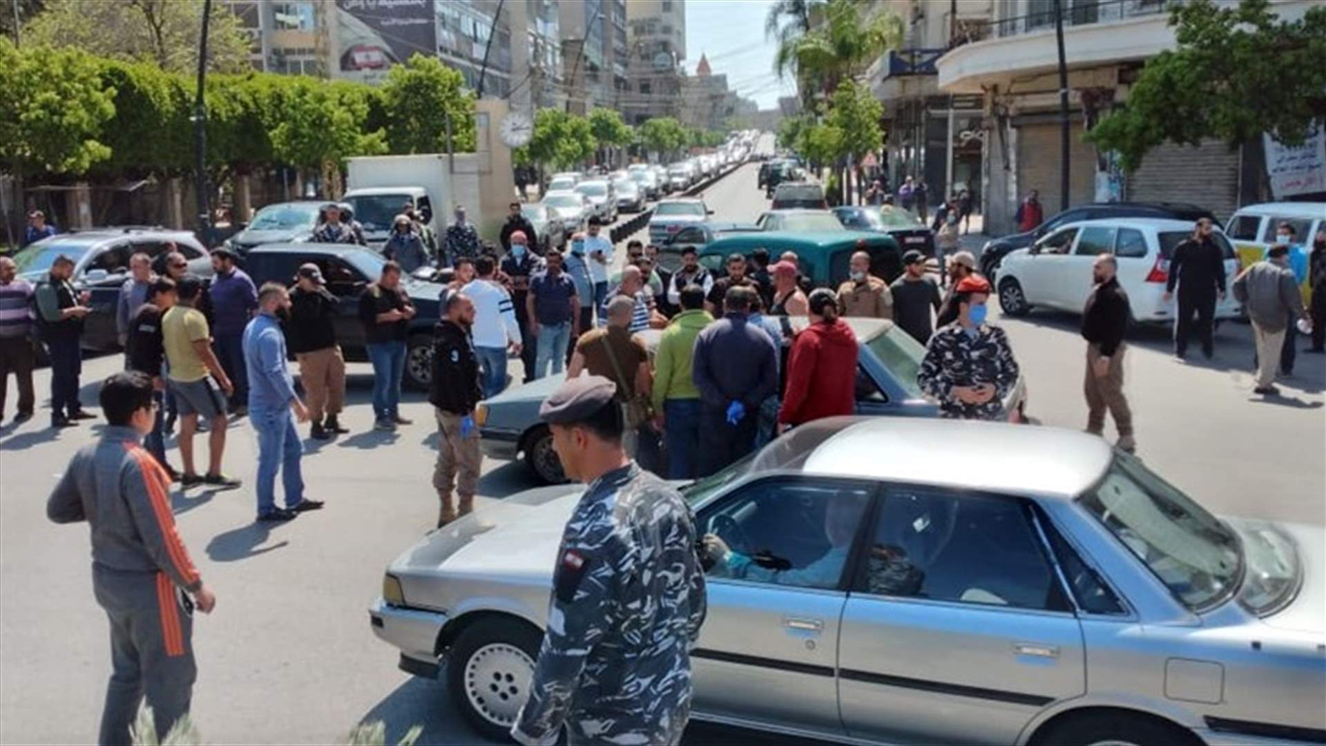 مواطن هدد بحرق نفسه في صيدا احتجاجًا على أوضاعه المعيشية (صورة)