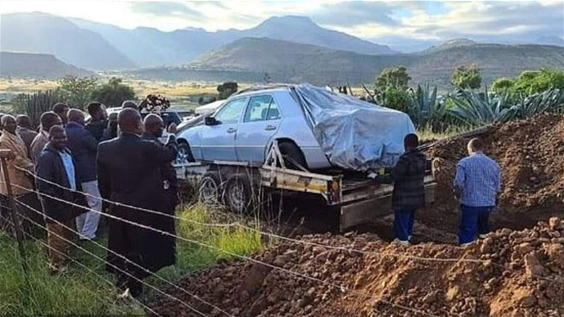سياسي إفريقي حقّق حلمه بعد مماته... طلب دفنه داخل سيارته المفضّلة (فيديو)