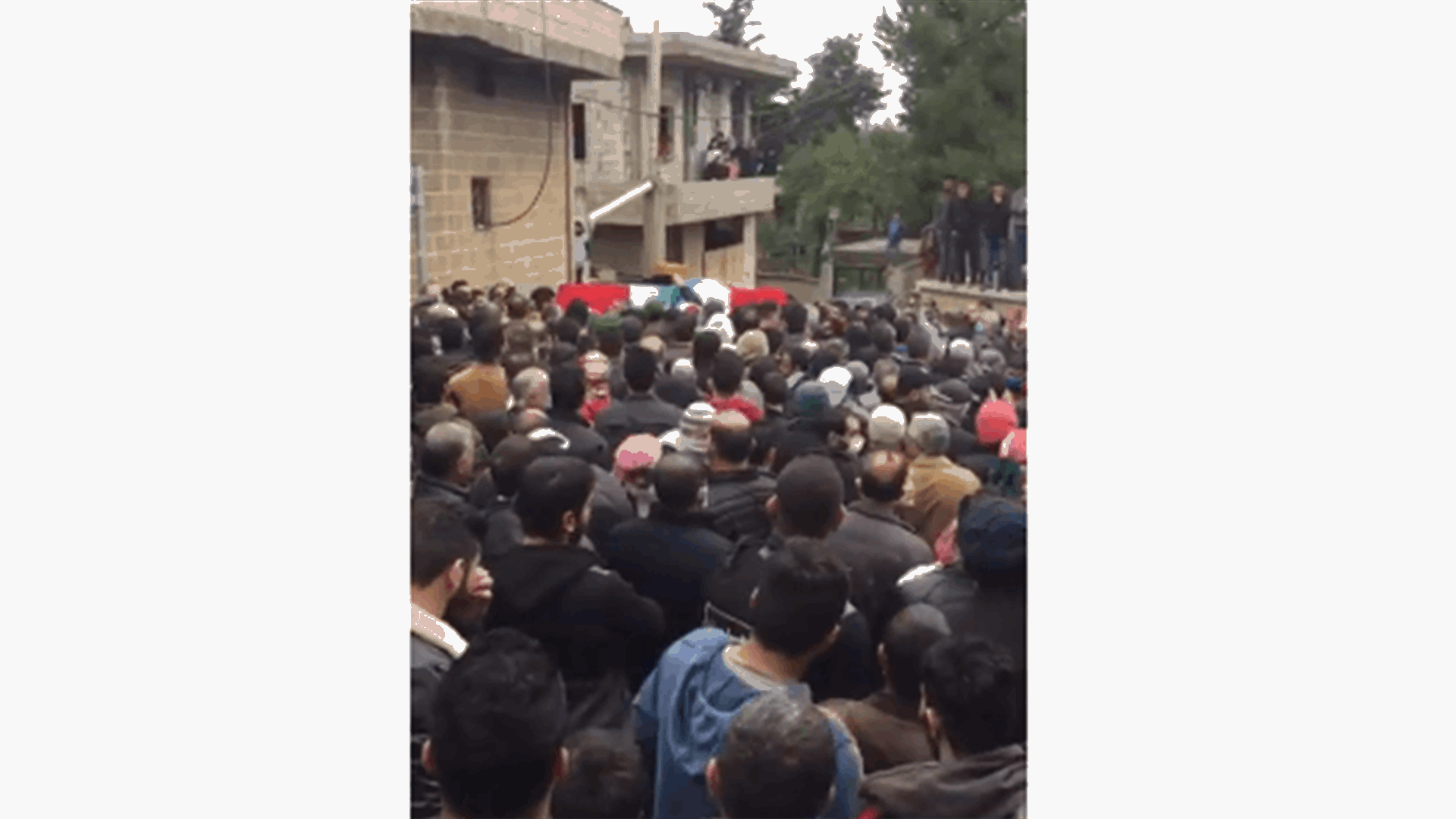 تشييع في بلدة مشمش العكارية من دون احترام مسافة التباعد الاجتماعي (فيديو)