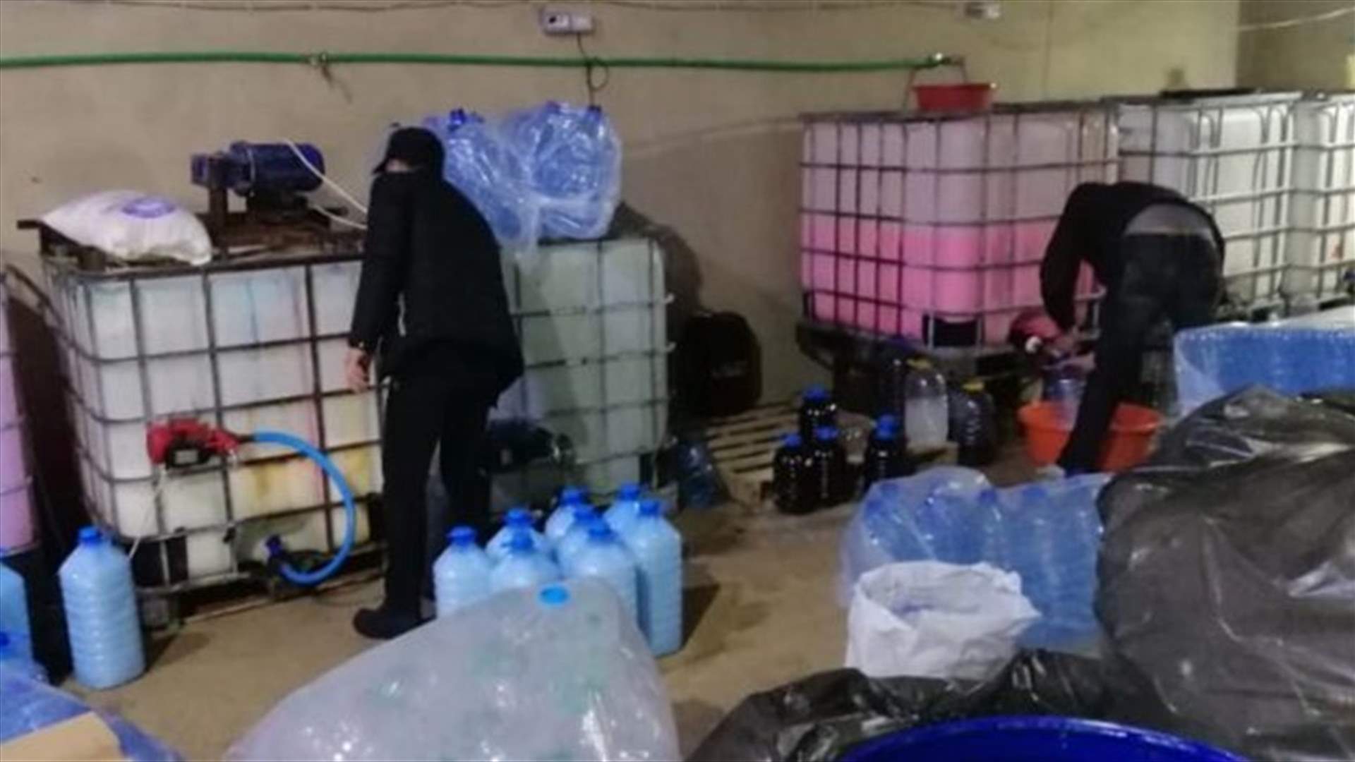 حجز كمية كبيرة من مواد التنظيف والمعقمات غير المطابقة للمواصفات (فيديو)