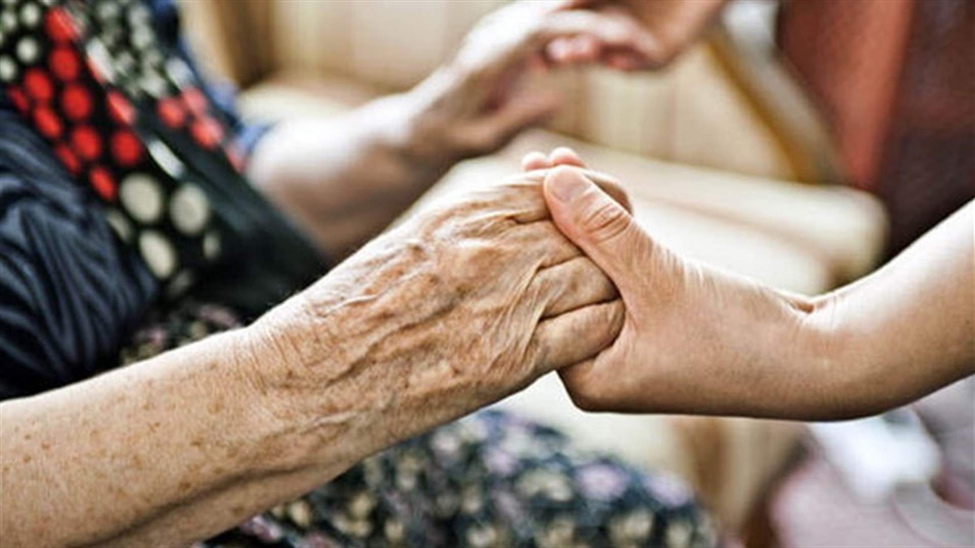استخدم طريقة مبتكرة لزيارة والدته المسنة في خلال كورونا! (فيديو)