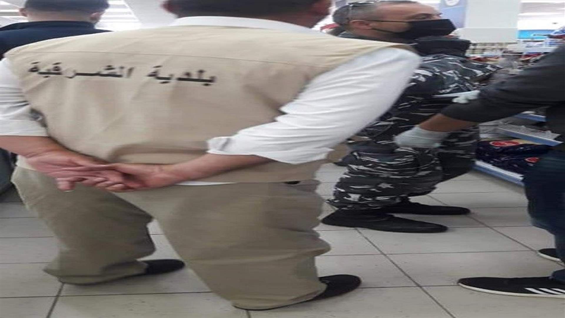 مواد غذائية مكتوب عليها بالعبرية في مركز تجاري في النبطية