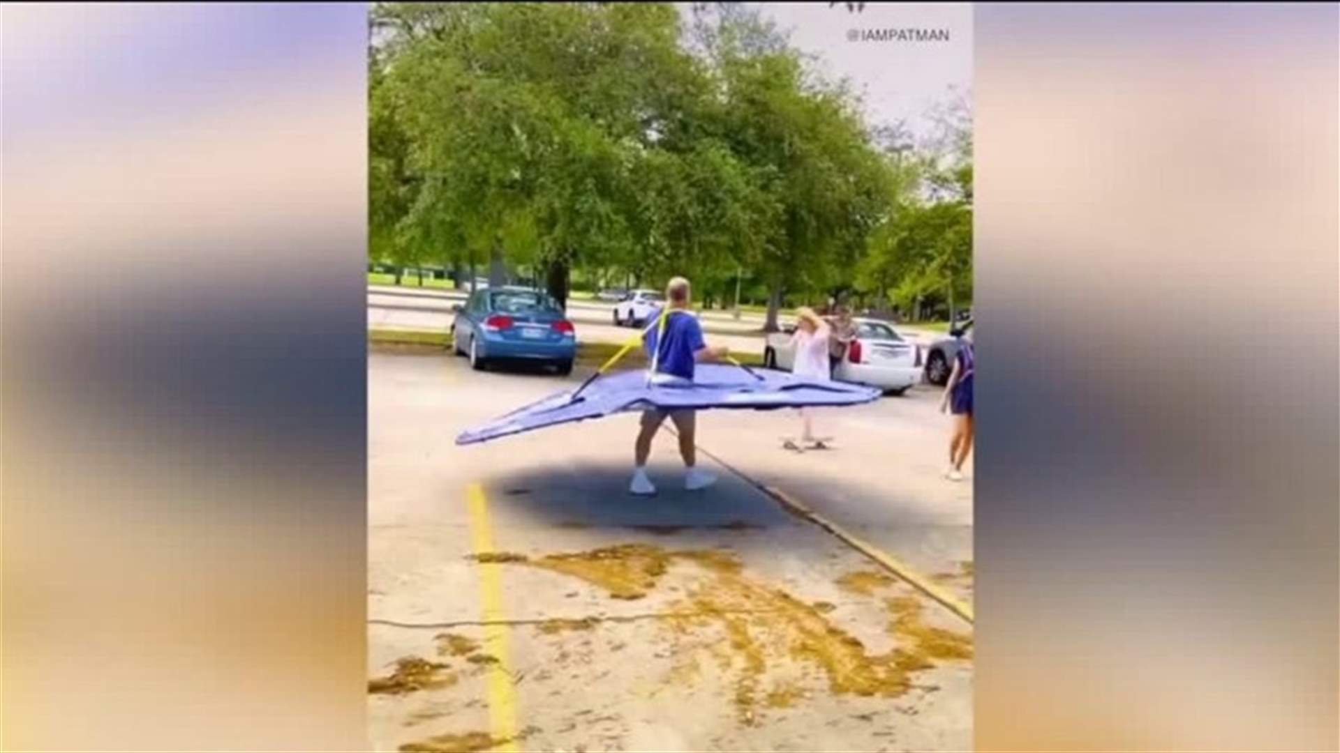 أب وابنه يبتكران "حلقة التباعد الاجتماعي" لتجنّب كورونا