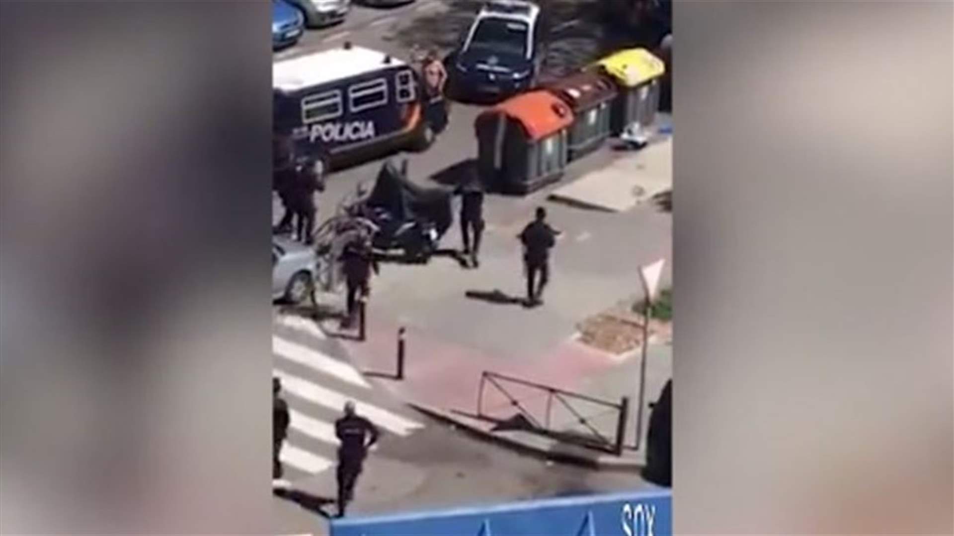 رجل نصف عار تسبّب بحالة ذعر في إسبانيا... ادعى إصابته بكورونا وهدّد بالقتل! (فيديو)