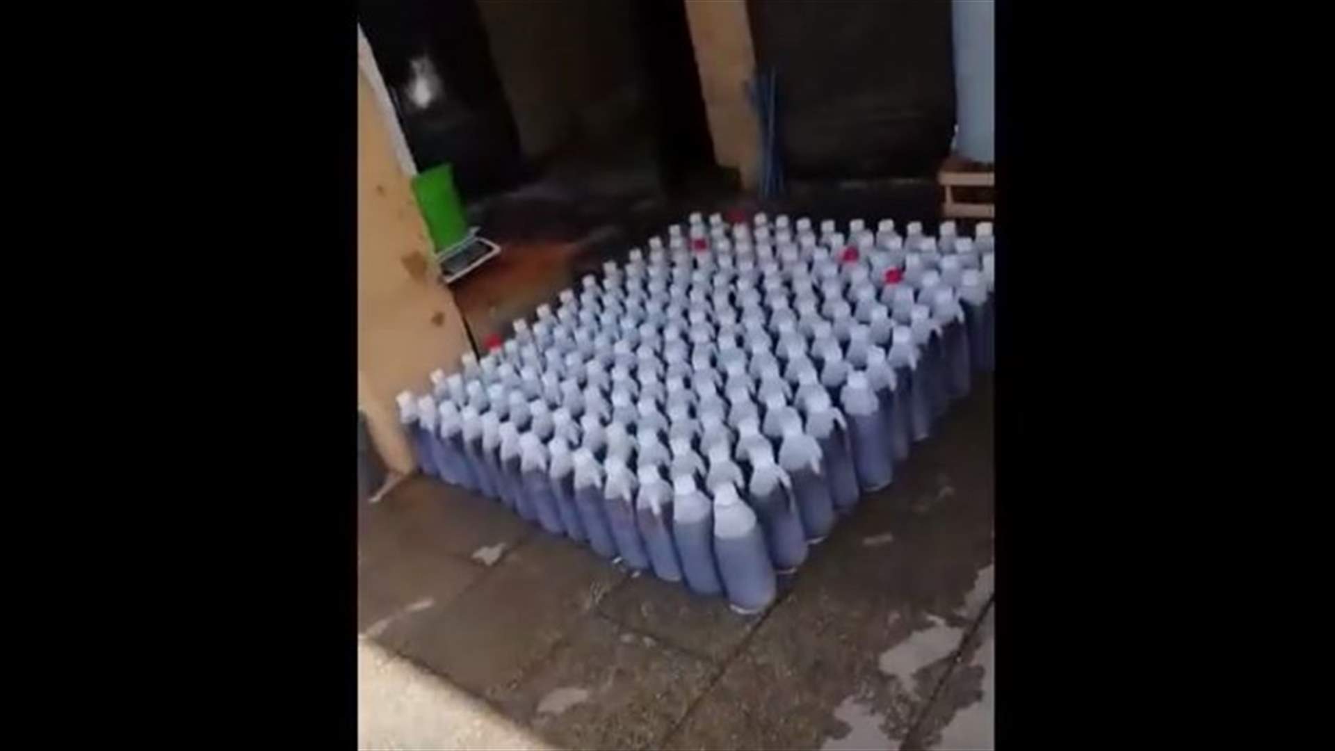 ضبط كمية كبيرة من مواد التنظيف المزورة في صور (فيديو)