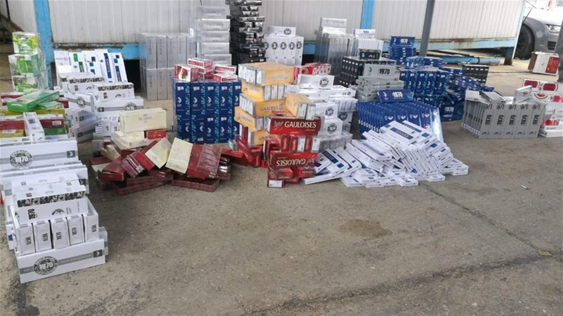 ضبط كمية من التبغ والتنباك الأجنبي المهرب داخل سيارة في صور