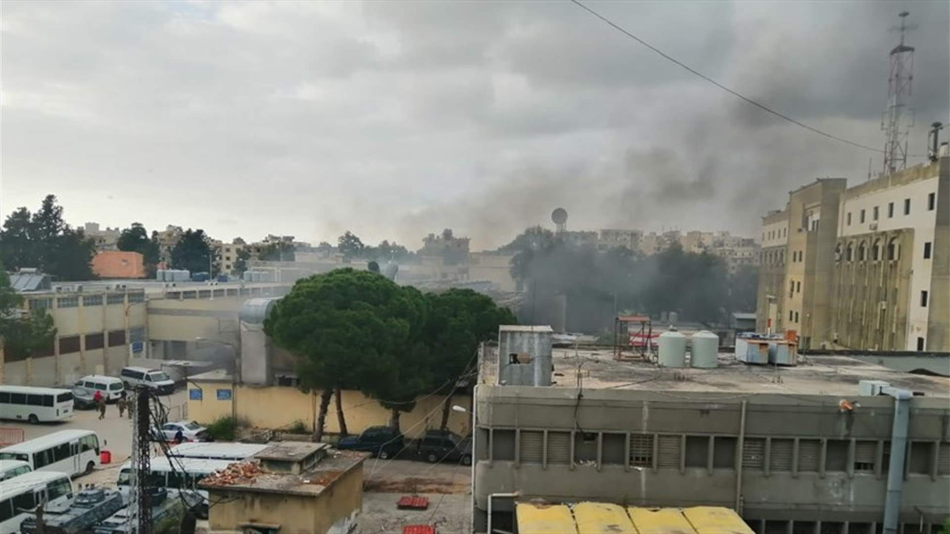 الدخان يتصاعد من سجن القبة... ماذا يحصل؟ (فيديو)