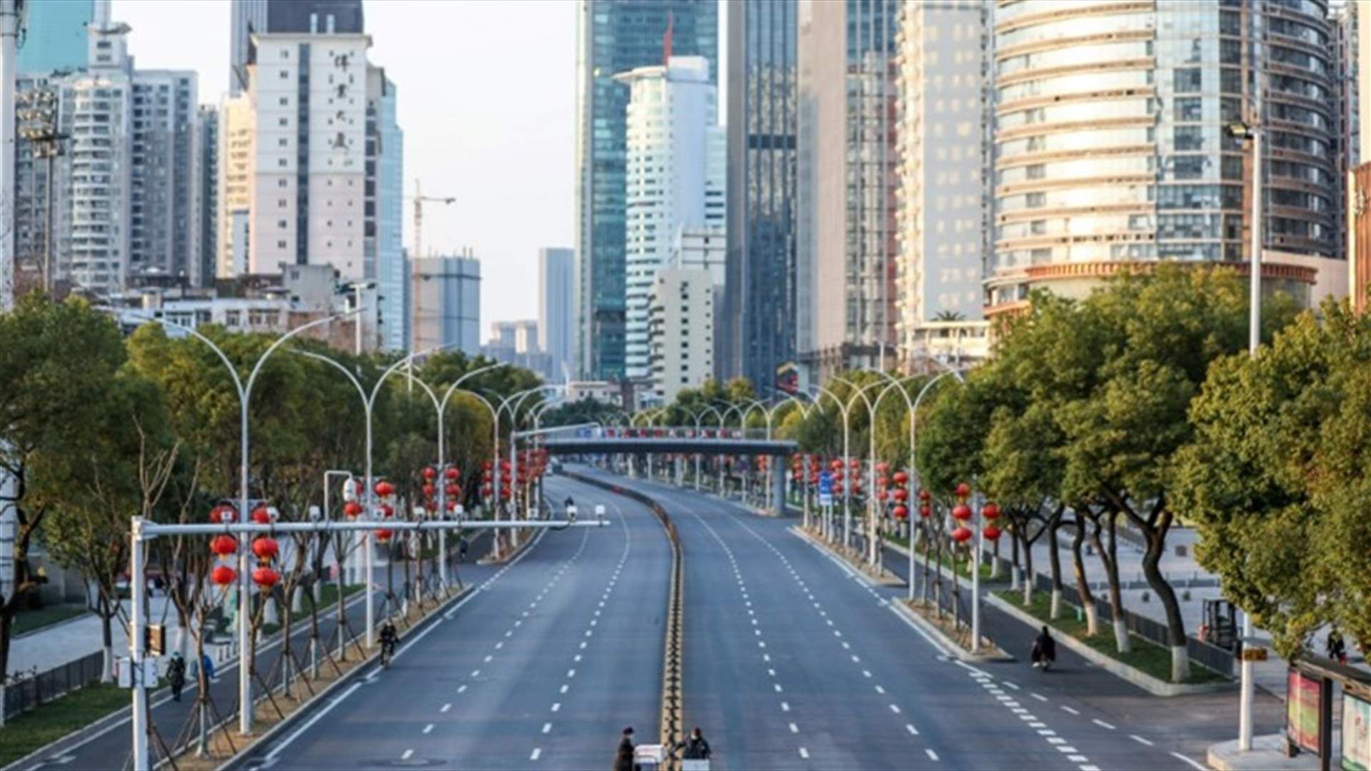 رفع اجراءات الإغلاق في ووهان... والآلاف يتدفقون الى محطة القطارات للمغادرة