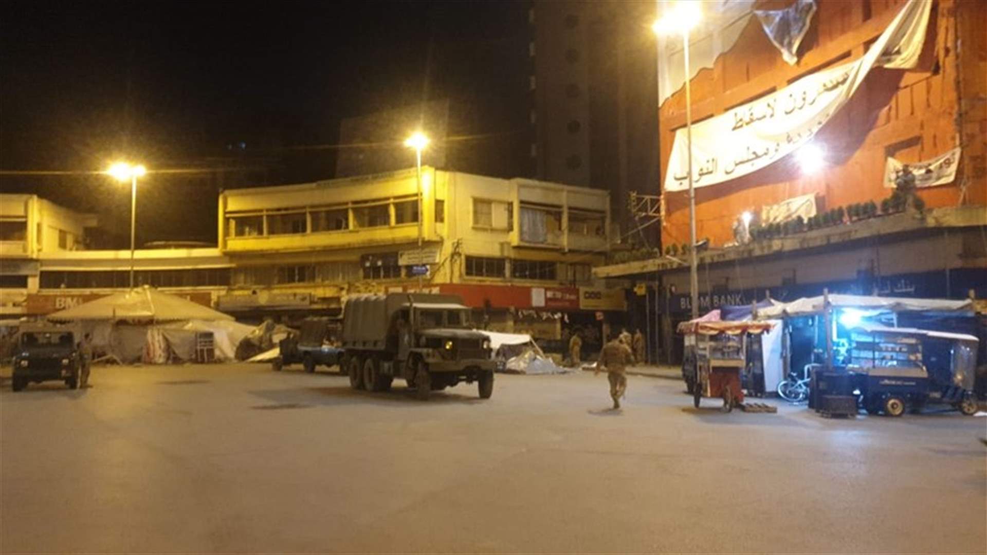 الجيش يعمل على اعادة فتح الطريق عند ساحة النور في طرابلس (فيديو)