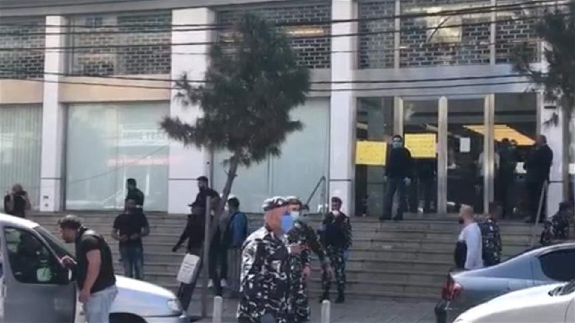 مواطن أقفل مصرفاً في صور واحتجز موظفيه... والقوى الأمنية تدخّلت