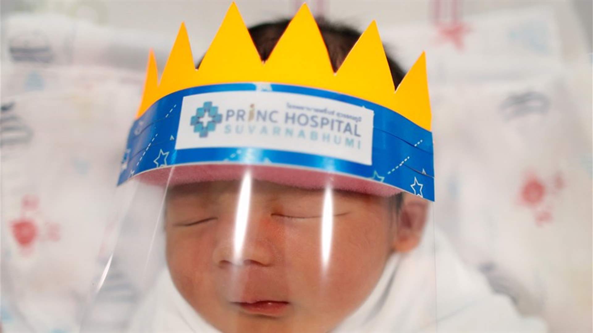 مستشفى تايلاندي يصنّع دروعاً صغيرة للوجه للأطفال حديثي الولادة