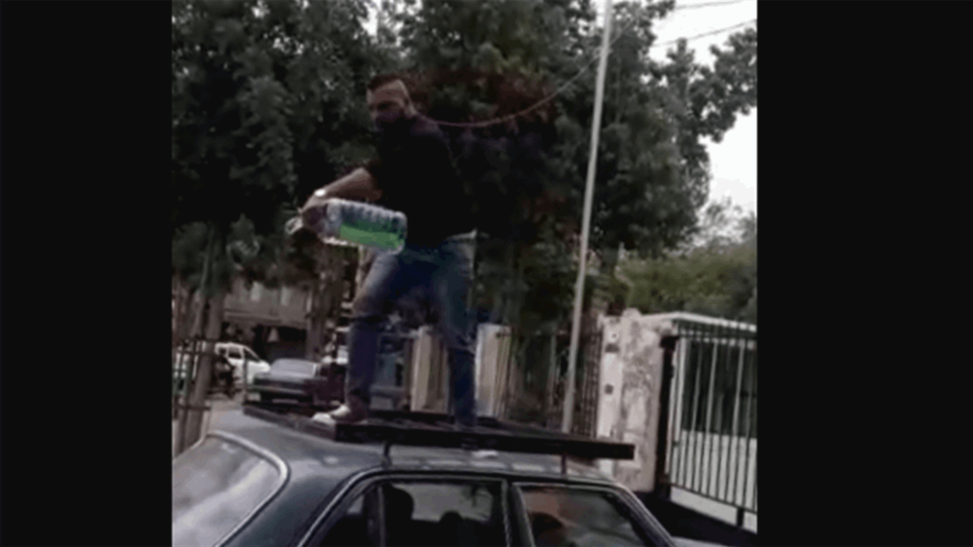 مواطن هدد بإحراق نفسه امام القصر البلدي في صيدا احتجاجا على تردي أوضاعه المعيشية (صورة)