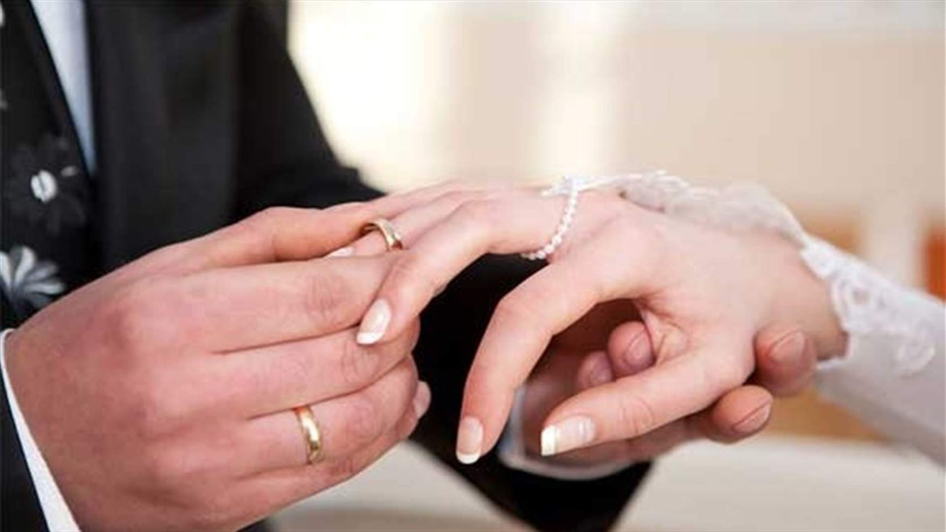 شاب يتحدى إصابته بكورونا ويقيم حفل زفافه في مرآب سيارات (فيديو)