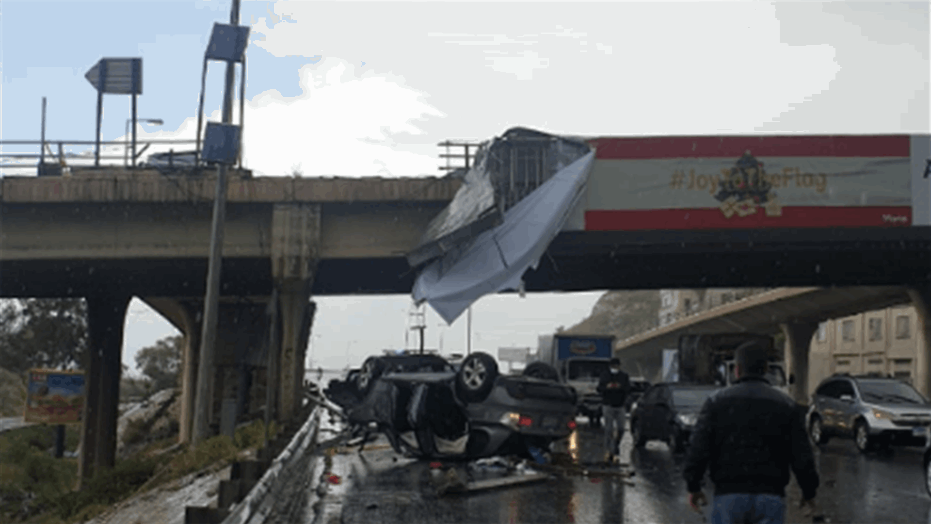 حادث سير مروع... انقلاب سيارة من على جسر الرويال في ضبية (فيديو وصور)