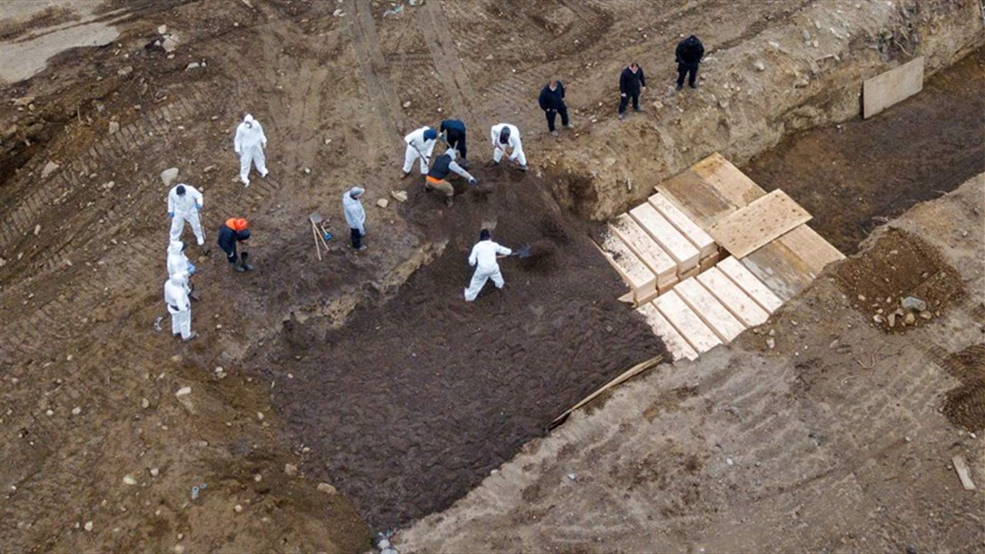 نيويورك تحفر مقابر جماعية ضخمة لدفن ضحايا كورونا (فيديو)