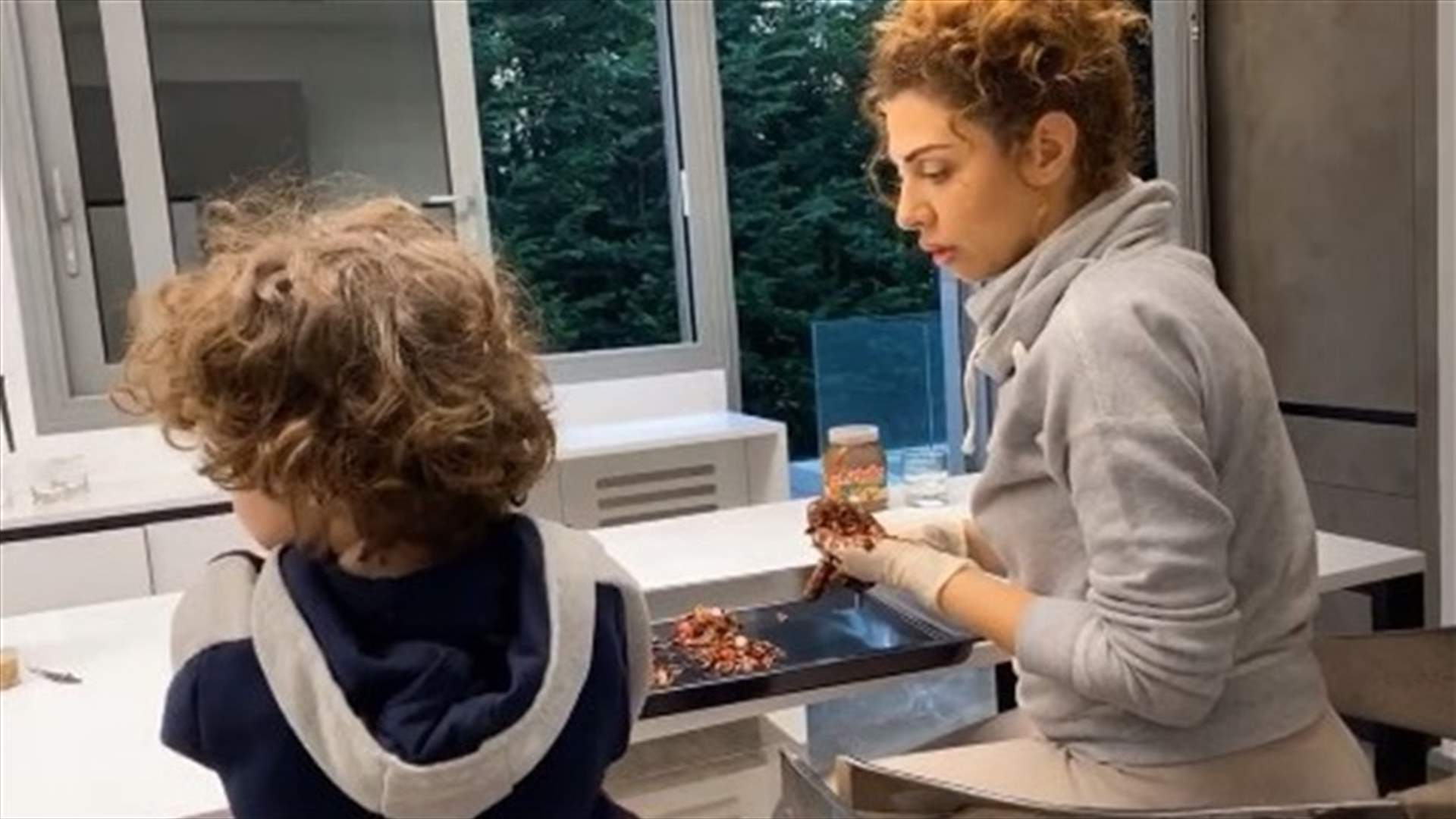 بأجواء الفرح والرقص... ميريام فارس تصنع كعك ومعمول العيد في الحجر المنزلي (فيديو)