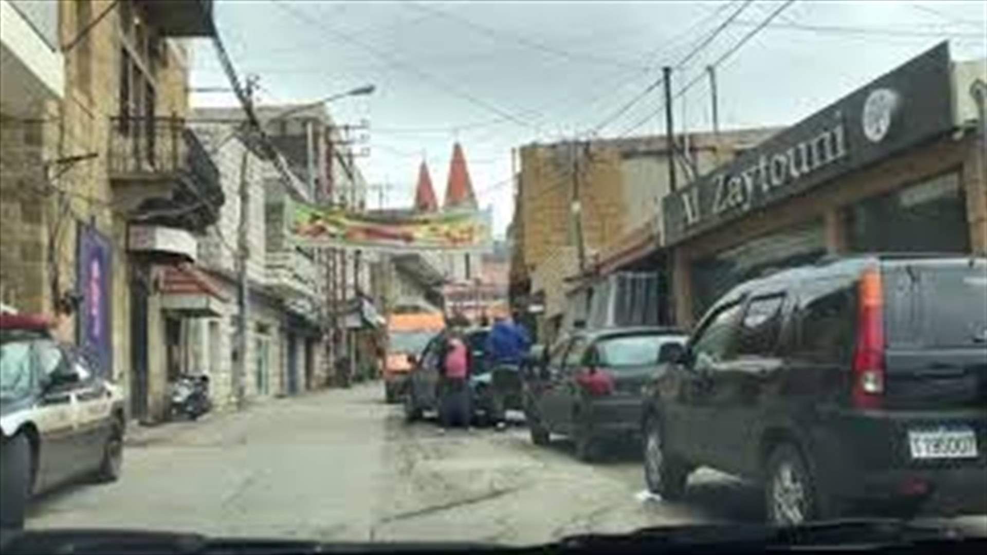 زحمة مواطنين أمام المحلات في مختلف المناطق بسبب قرار منع السير غدًا (فيديو)