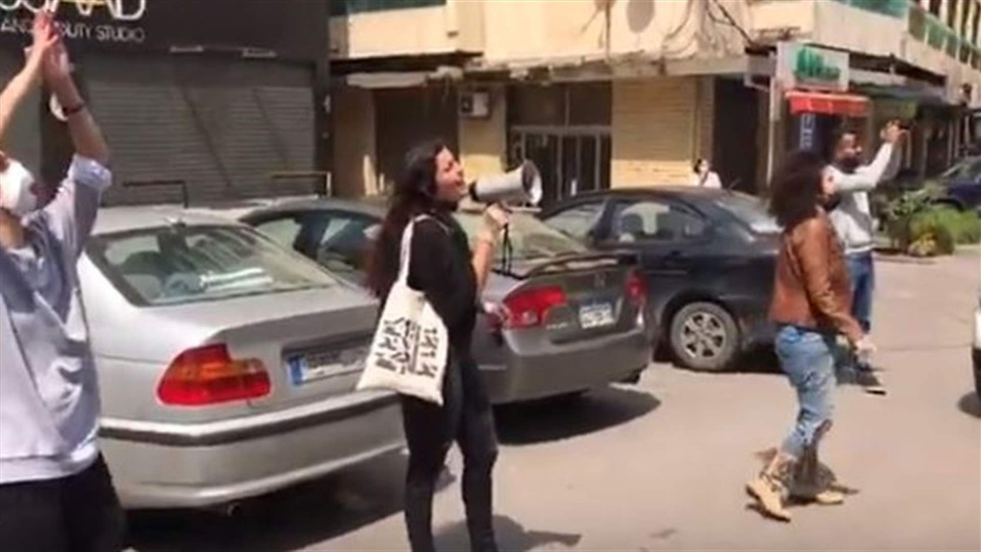 في عين الرّمانة... هكذا احتفل أصدقاء "سارة" بعيد ميلادها رغم الحجر الصّحي (فيديو)