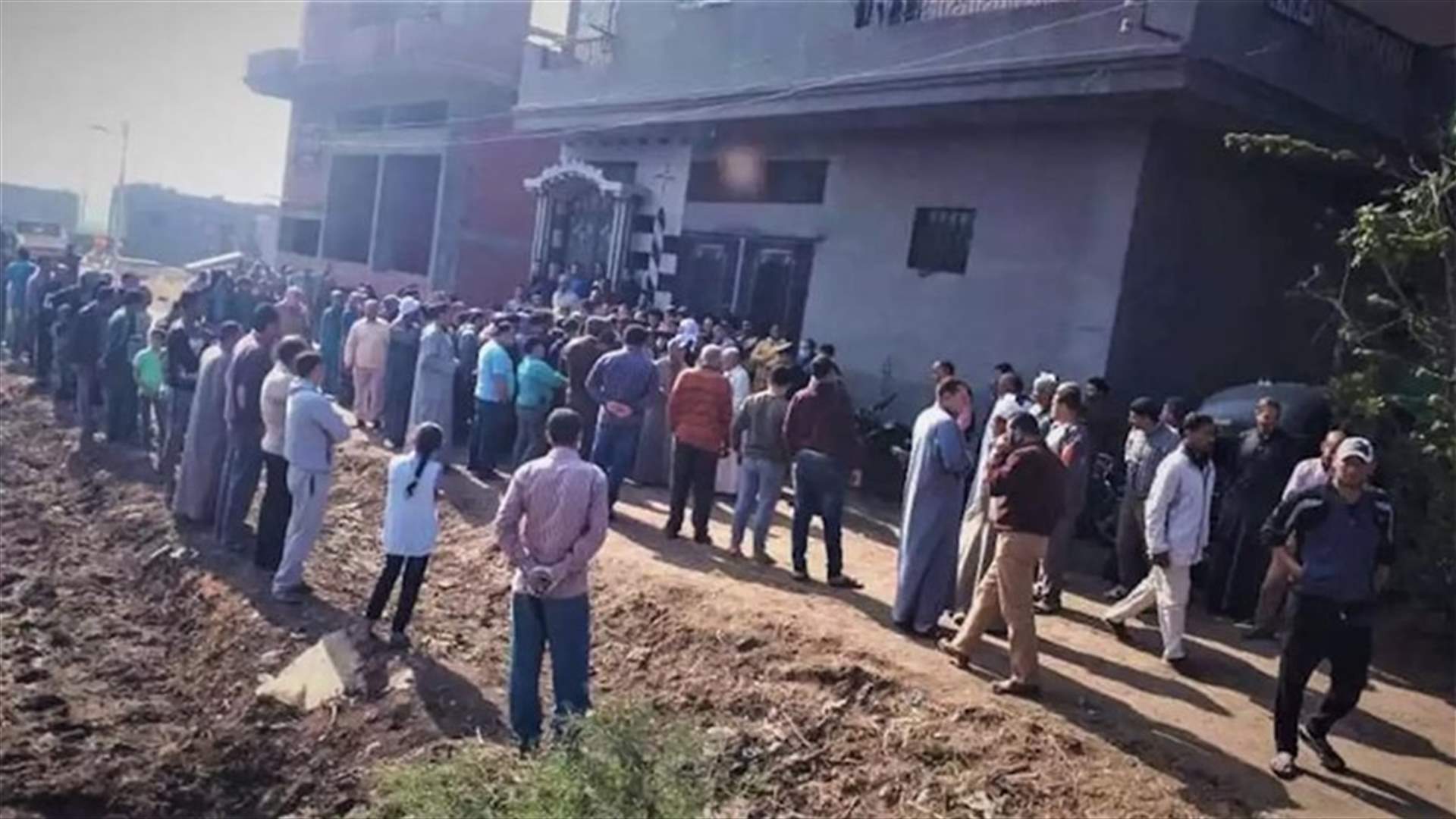 القبض على 23 شخصا حاولوا منع دفن طبيبة توفيت بكورونا في قرية مصرية