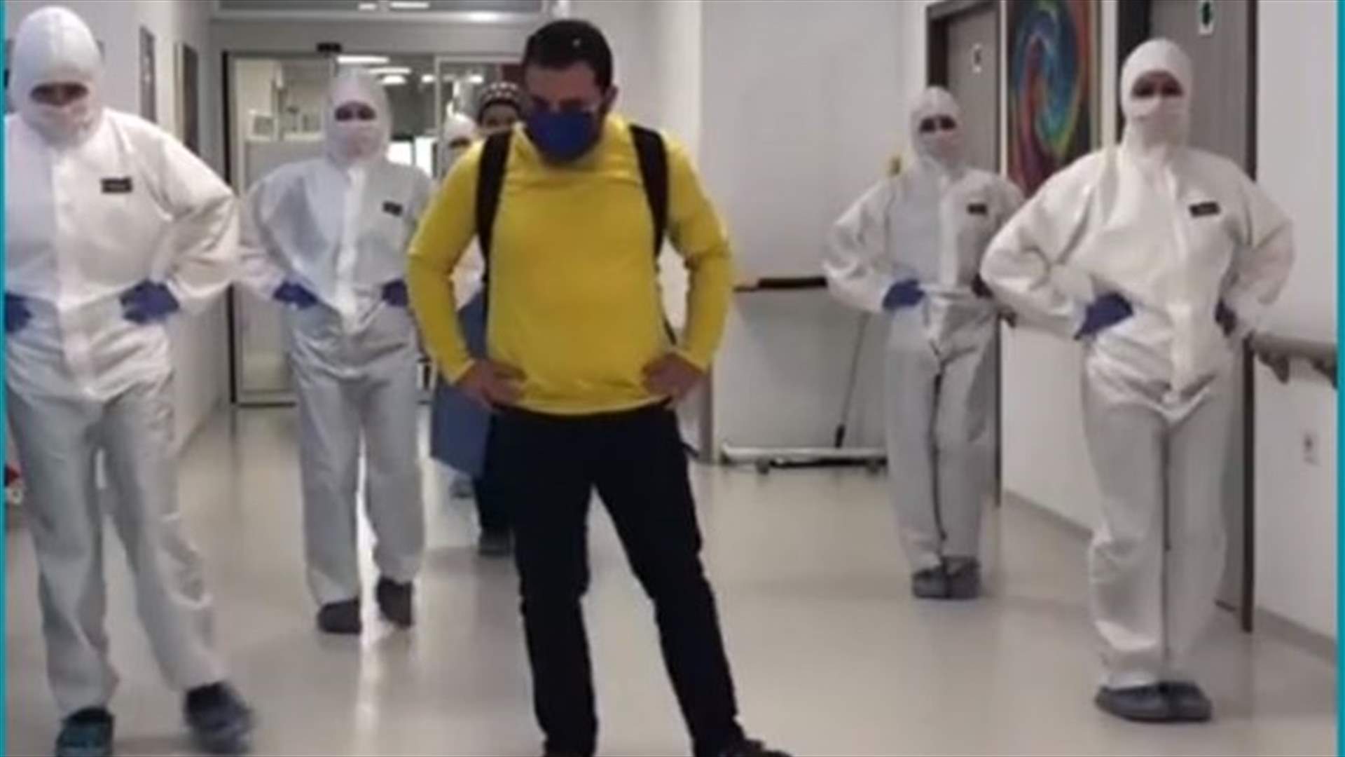 أثناء خروجه من المستشفى... طاقم طبي في تركيا يودّع مريض تعافى من كورونا برقصة مميزة (فيديو)