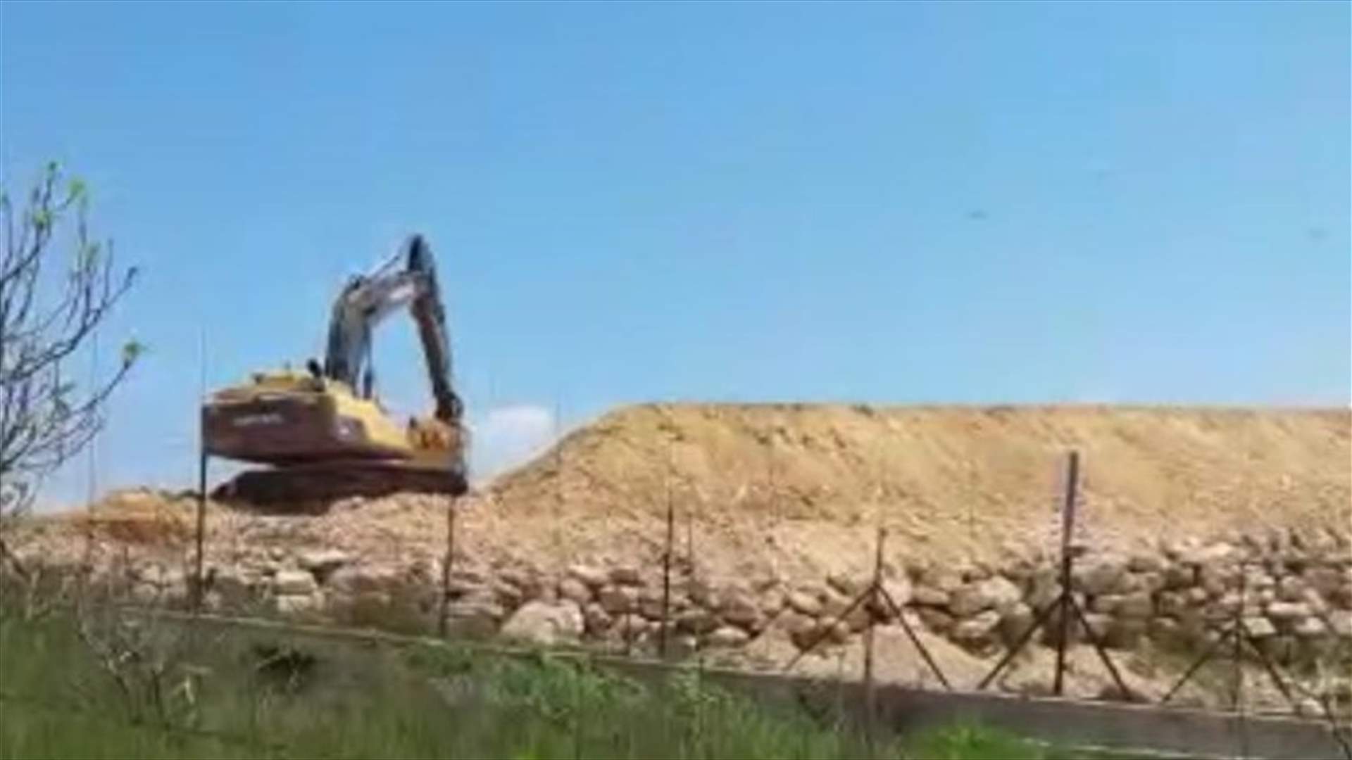 قوات معادية تستحدث نقطة مراقبة عسكرية عند موقع العباد