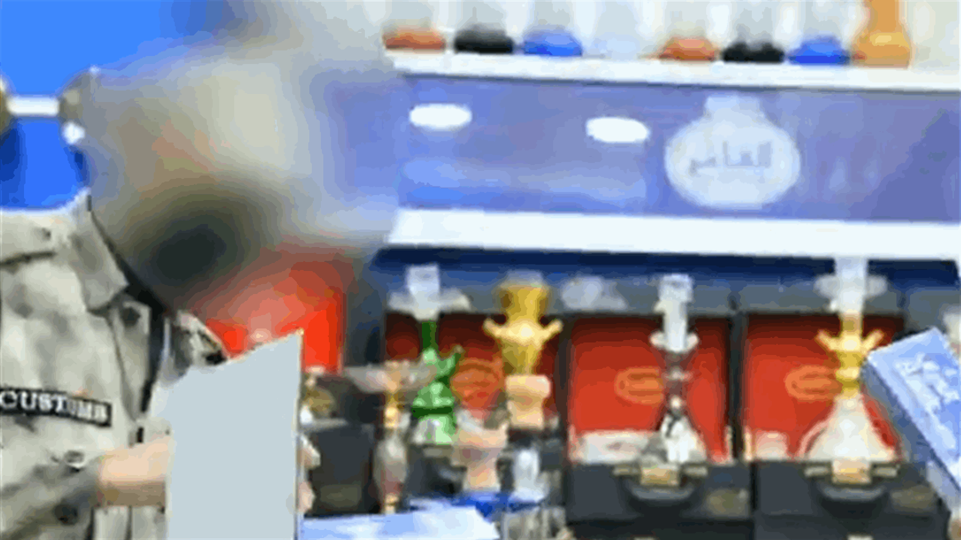 ضبط كمية كبيرة من المعسل والتنباك المزور والمهرب داخل مستودعين في صيدا (فيديو)