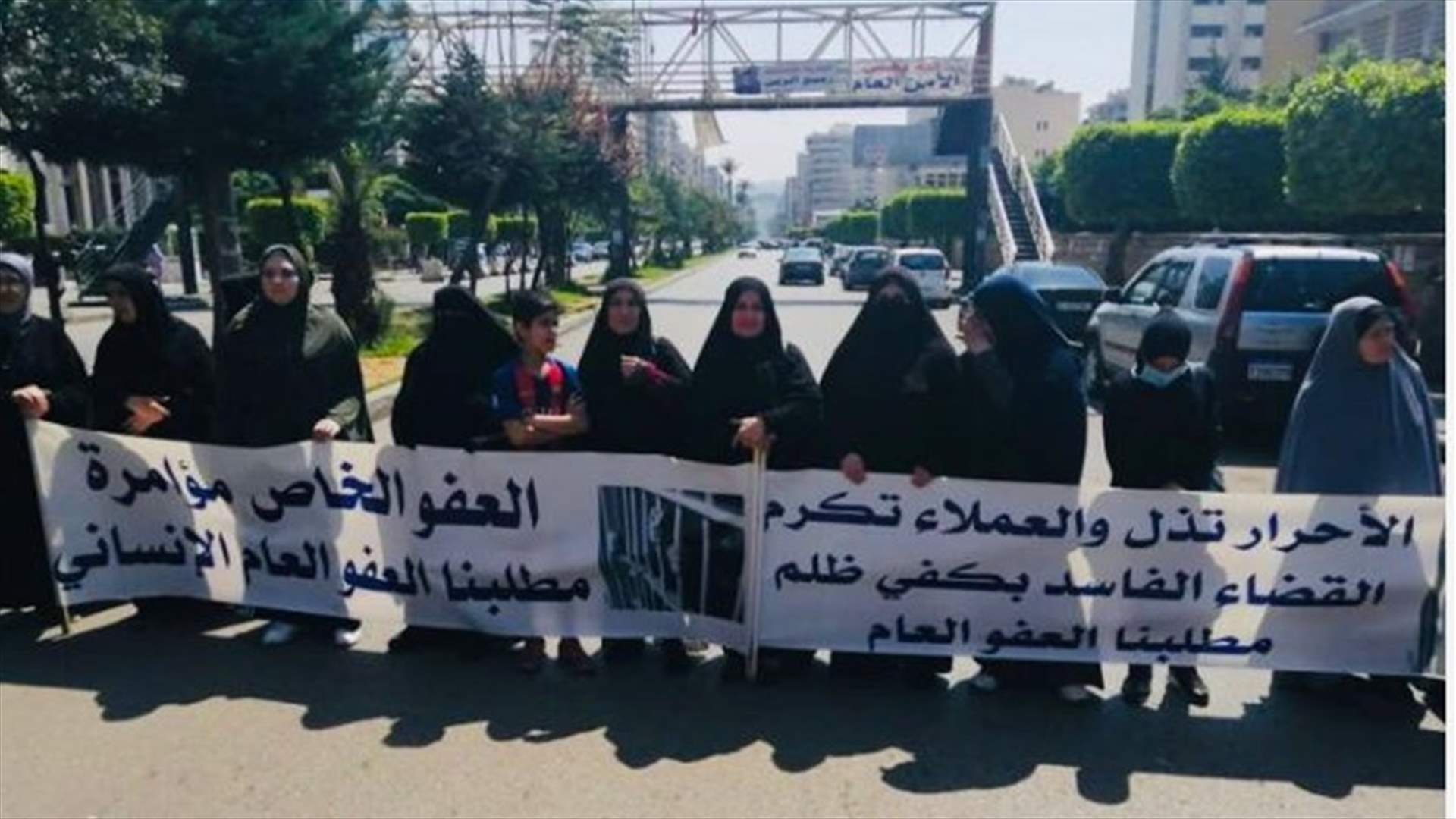 أهالي الموقوفين الإسلاميين قطعوا لفترة الطريق أمام سرايا طرابلس